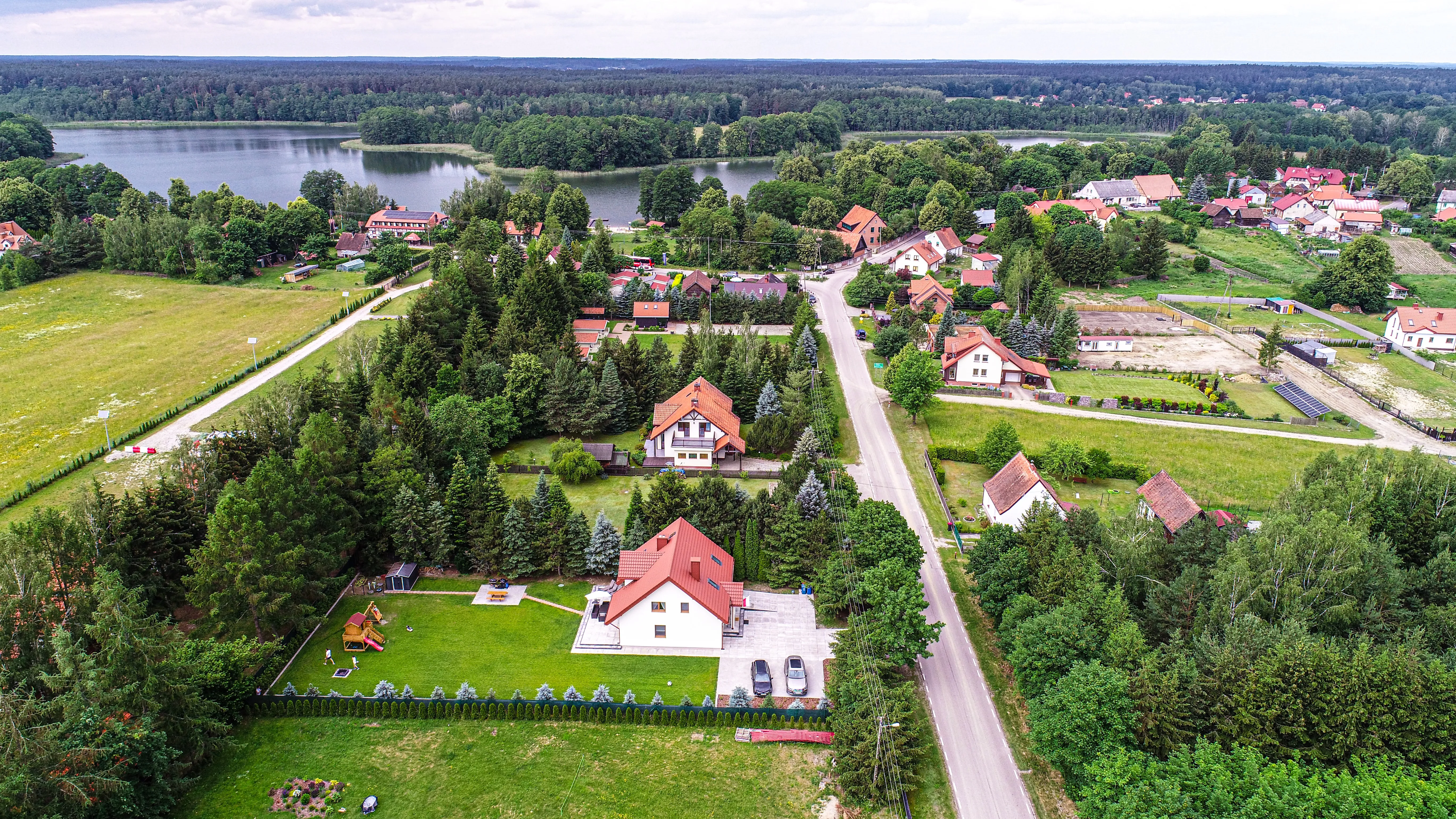 Widok z lotu ptaka na dom i okolicę